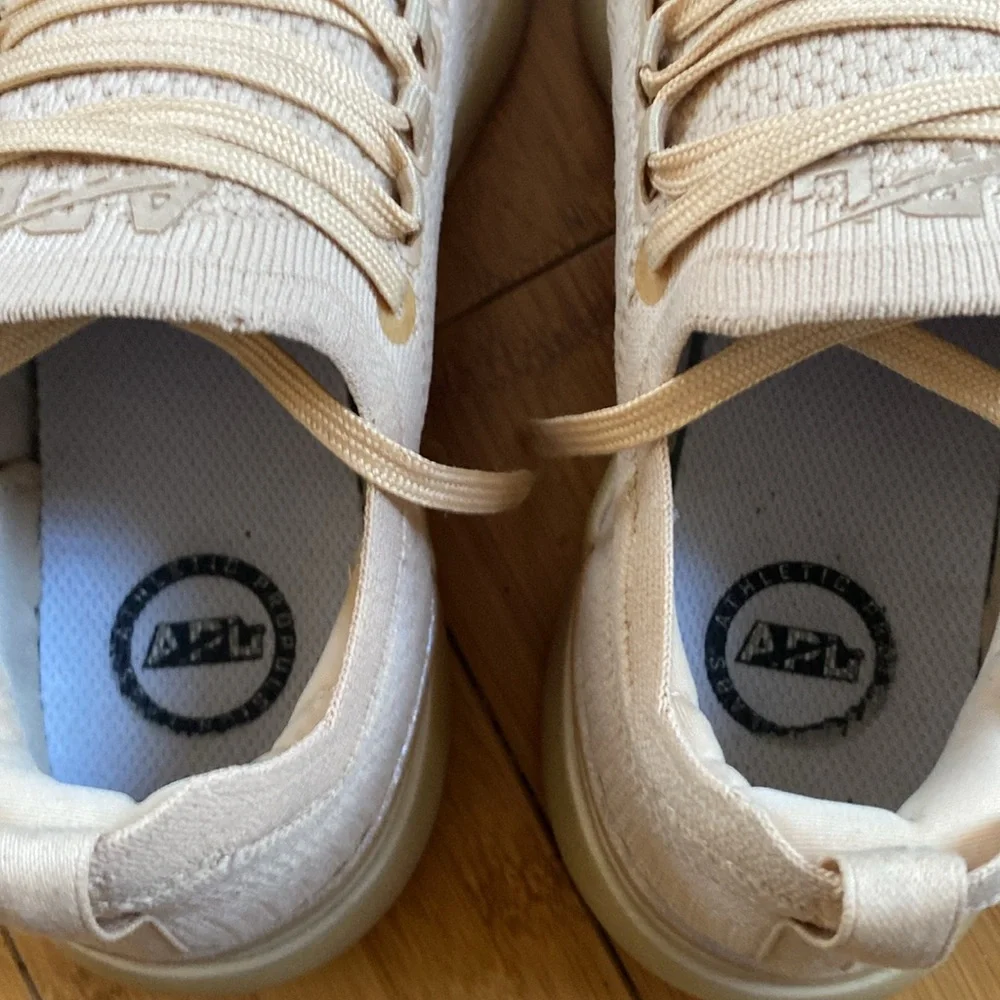 Beautiful APL ladies sneaker EUC